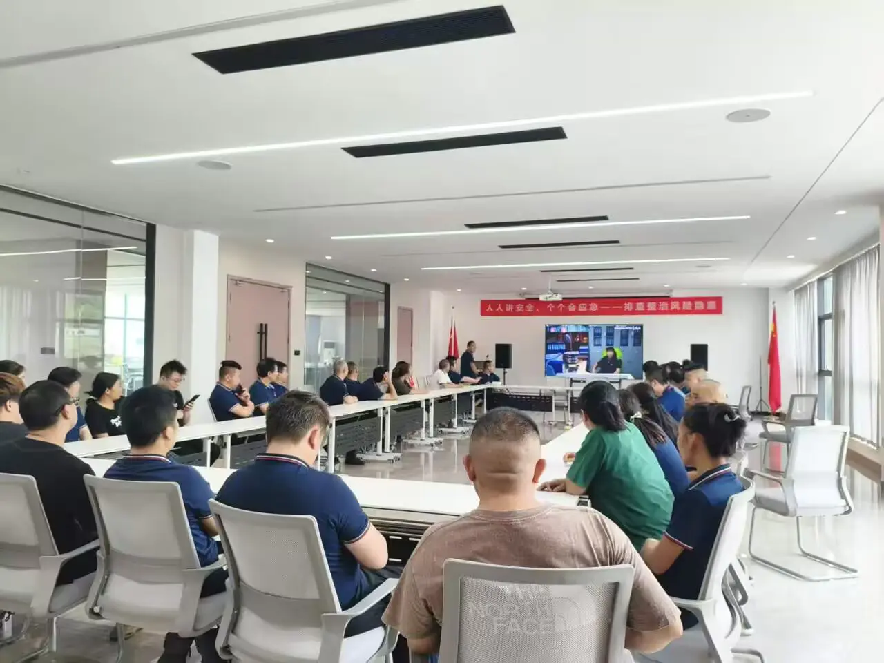 Employees gathered in the conference room for the annual company conference, where they reviewed progress, discussed future development goals, and took part in safety awareness and emergency response training.